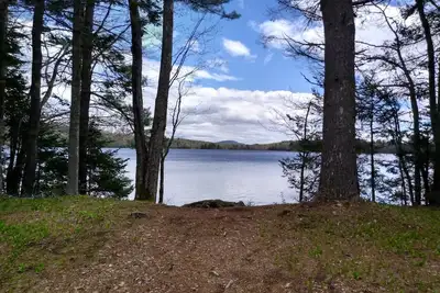 Image de Expérience rustique hors réseau au bord du lac