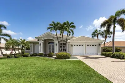 Image de Maison moderne 4 Bd / 3 Bath Waterfront avec accès rapide au golfe et piscine chauffée