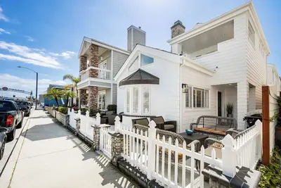 Image de Une maison du sable, située entre Newport et Balboa Piers.