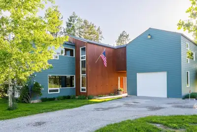 Image de Maison contemporaine sur la rivière Stillwater. Près de Whitefish, Kalispell & Glacier Park