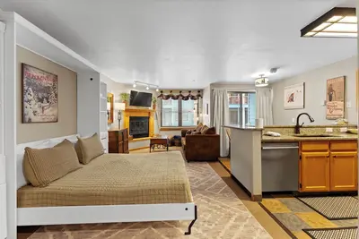 Image de Cuisine mise à jour, blanchisserie privée, patio avec cour, Wifi gratuit