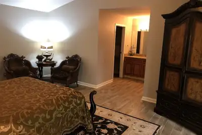 Image de One Story - 3 chambres, 2 salles de bain, coin boisé privé. Asseyez-vous et détendez-vous! ! !