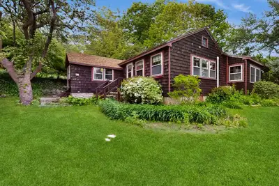 Image de Maison confortable en bord de mer avec une architecture unique