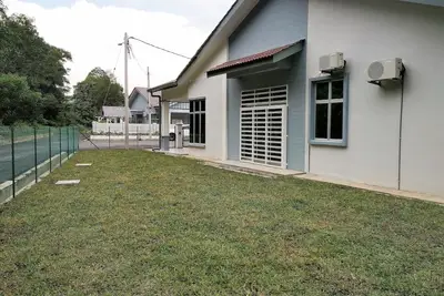 Image de Maison confortable avec un bon accès, un espace de stationnement et à 5 minutes en voiture de la ville seulement