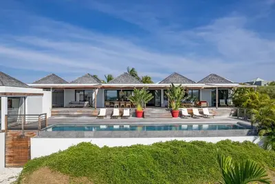 Image de Villa moderne avec quatre chambres, piscine chauff��e longue avec une vaste terrasse, bains privatifs