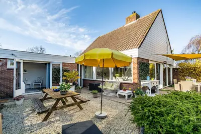 Image de Maison de vacances individuelle confortable et spacieuse avec un beau jardin