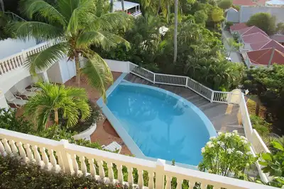 Image de Piscine, restaurant Al Fresco, distance de marche des magasins, restaurants et Shell Beach