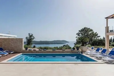 Image de Villa Paradiso - villa de luxe de 7 chambres avec piscine chauffée et vue sur la mer
