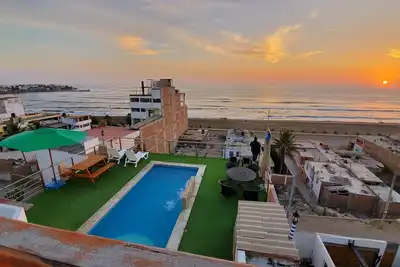 Image de Grande maison avec piscine au 4ème étage devant la plage