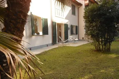 Image de Villa immergé dans la forêt méditerranéenne de pins verts à quelques pas de la mer