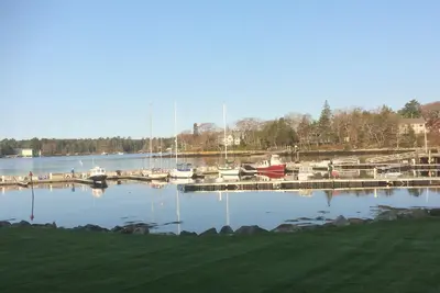 Image de Belle maison au bord de l'eau, au bord du port
