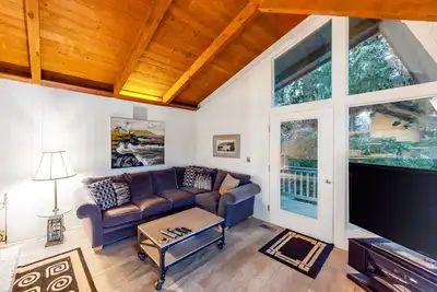 Image de Maison au bord du lac w / quai privé, foyer et coucher de soleil - chiens bienvenus!