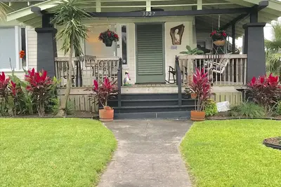 Image de Chien convivial maison avec bain à remous et situé près de Seawall.