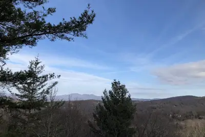 Image de Au-dessus des nuages, Ă une altitude de 5506 ', se trouve le nid du cardinal