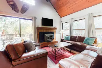 Image de Cabane par excellence chien-friendly dans les bois w \/ piscine partagée, salle de gym, tennis!