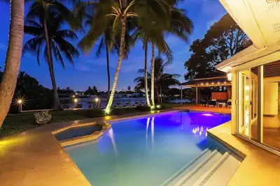 Image de Grande cour arrière avec piscine sur l'eau. Très calme et privé. Proche de la plage