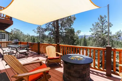 Image de Mountain View Escape: une vue reposante sur le sommet enneigé et le mont Bear! Table de billard! WiFi & Tv en streaming!