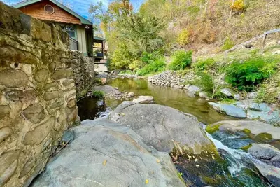 Image de Écoutez l'eau qui se précipite près du centre-ville de Gatlinburg