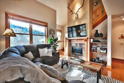 Image de Spacieux 3bd / 2. 5 Ba Greyhawk Townhouse! Sur la ligne de bus gratuite!