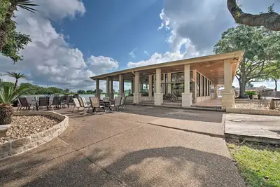 Image de Nouveau! 200 Acre Lakefront Ranch à Wallis w \/ lac Pvt