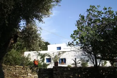 Image de Maison individuelle traditionnelle dans un endroit rural avec vue imprenable sur la mer. vue sur la mer.