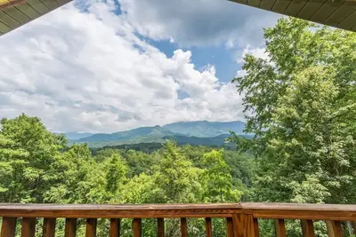 Image de Cabine de colline rénovée à proximité du centre-ville de Gatlinburg
