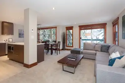 Image de Snowbird 100 | Maison de ville familiale rénovée à 5 minutes des pistes de ski avec bain à remous