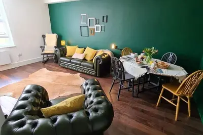 Image de The Mews at 180 est une belle maison de miaulement attachée à une grande maison géorgienne