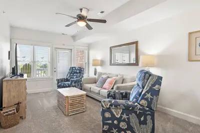 Image de Sunset Sound: condo convivial de 2 chambres à coucher avec piscine communautaire et couchers de soleil fabuleux!
