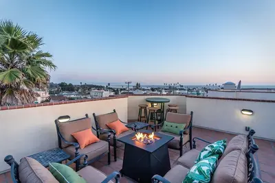 Image de Villa Monarch - Condo de luxe, vue sur l'océan, sur le toit avec table de cheminée / barbecue