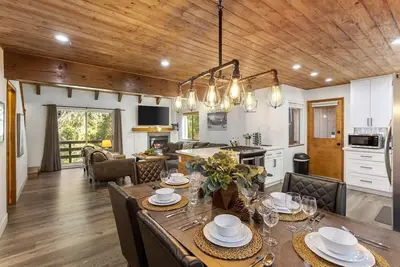 Image de Nouveau Chalet Mtn - Luxe 6bd / 3ba, A / C, Garage, Billard, Beach Club, Village