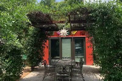 Image de Southtown Guest Cottage est un endroit parfait pour profiter de l'historique San Antonio.