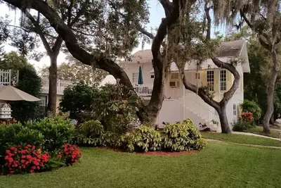 Image de Près de la plage et des quais d'éponges de Tarpon Springs. Cottage sur le printemps Bayou