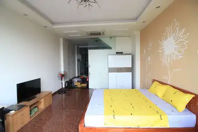 Image de Mirr Homestay Hanoi 4 | Grande fenêtre avec télé et canapé 280 $ \/ mois