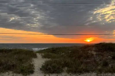 Image de Semi Oceanfront! Détendez-vous sur le pont avant en regardant les levers de soleil sur l'océan!