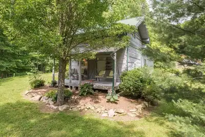 Image de Creekside, Cabane en rondins historique, Cour, Bain à remous, Foyer, Cheminée, Wifi, Privé