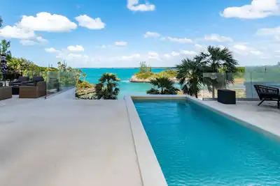 Image de Spectaculaire nouveau domaine en bord de mer sur Calm Caribbean Cove; Plage privée, piscine