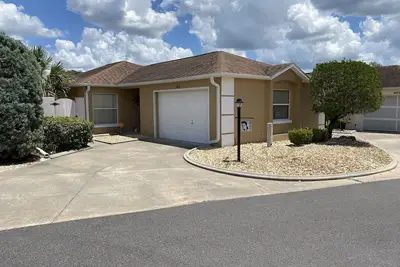 Image de Charmant! Villa de 2 chambres à coucher Pet Friendly Home w / Gas Golf Cart, Bbq, & Wifi!
