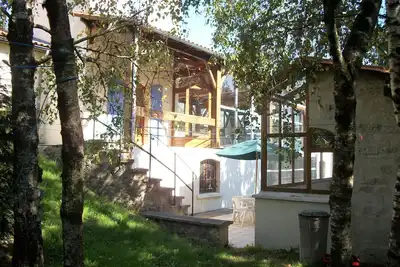 Image de logement d'été au coeur de la nature