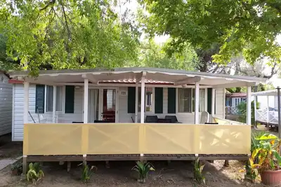 Image de Maison mobile avec accès internet et air conditionné dans le camping