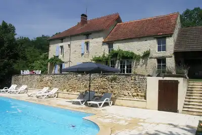Image de Maison de caractère avec piscine et jardin arboré.