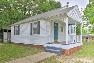 Image de Nouveau! Gulfport Home w / Deck & Grill, Ă pied de la plage!
