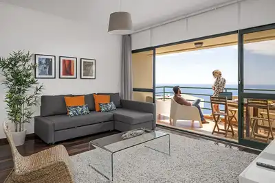 Image de Garajau Ii, avec grand balcon et vue sur la mer.