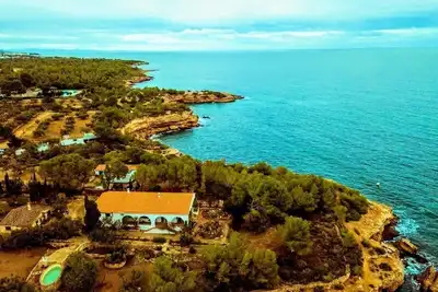 Maison de la mer à l'Ametlla. Santes Creus. Van Eyck