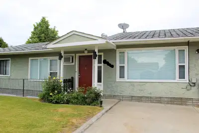 Image de Maison familiale propre Ă Osoyoos! ! !