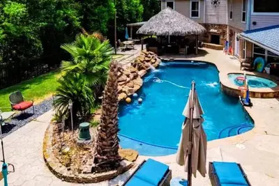 Image de Oasis de vacances Back Yard avec piscine / bain à remous 4br 3fb