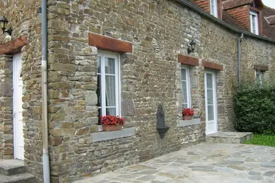 Image de Maison en pierre près de la plage avec terrasse, jardin et accès Internet