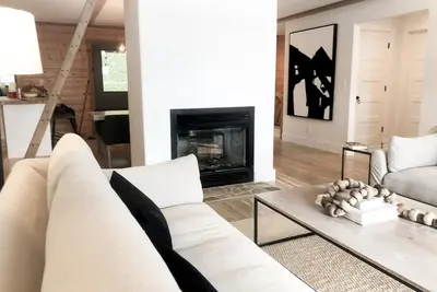 Image de Cabane moderne en bois rond au bord du lac Lewis-Smith, Al