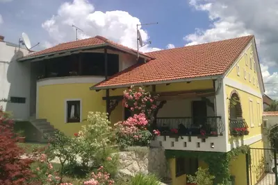 Image de Studio avec terrasse et jardin