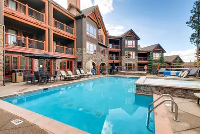 Image de Breckenridge Condo de luxe skis aux pieds et skis aux pieds 2 chambres avec billet de remontée à prix réduit